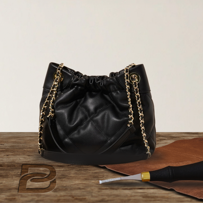 BERK | Schlanke Shoppertasche aus Leder mit Ketten